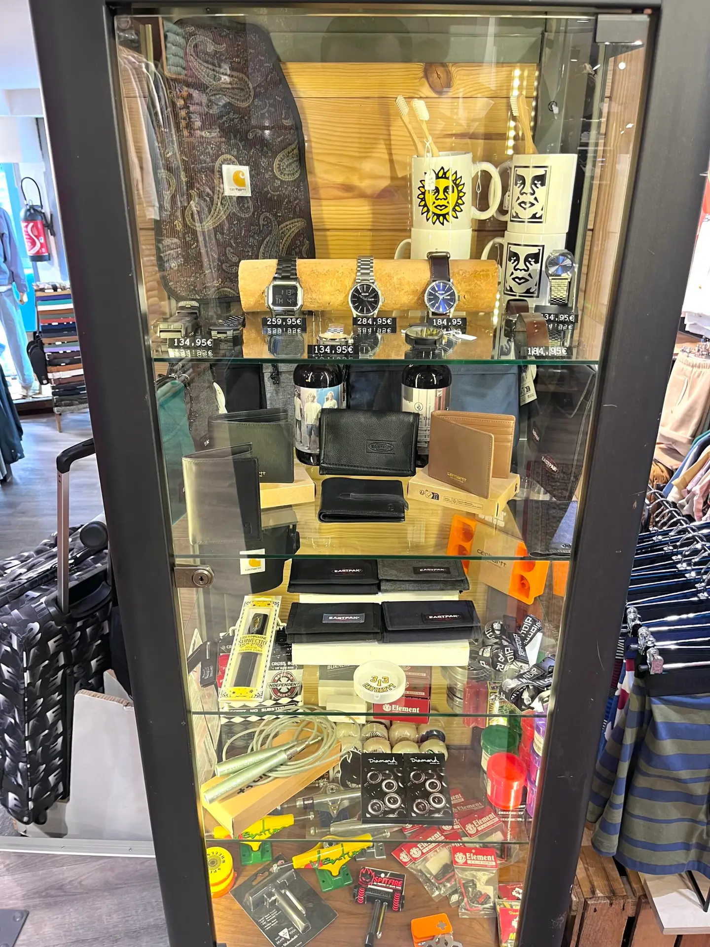 Photo de notre vitrine exposant des Sacoches / Montres / porte-feuilles / Accessoires skate / Goodies