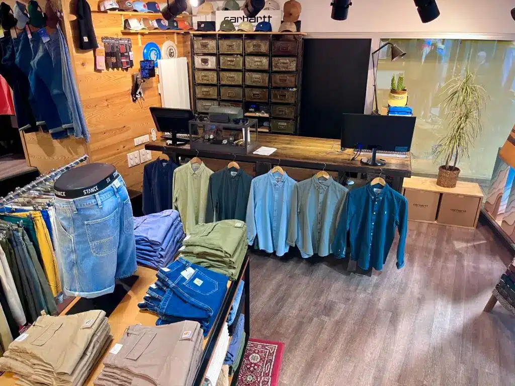 photo de l'entrée du magasin avec la caisse