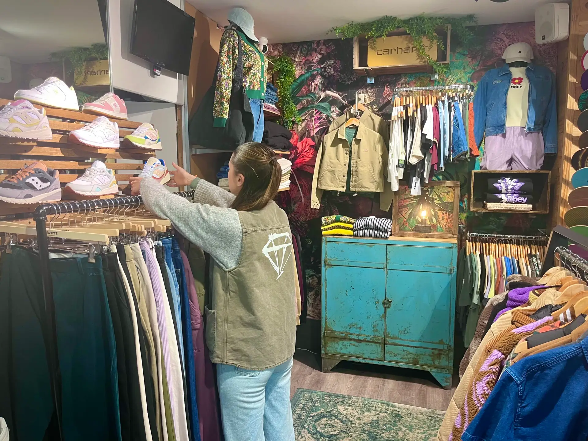 Photo de milana notre vendeuse entrain de ranger les chaussures du coin femmes