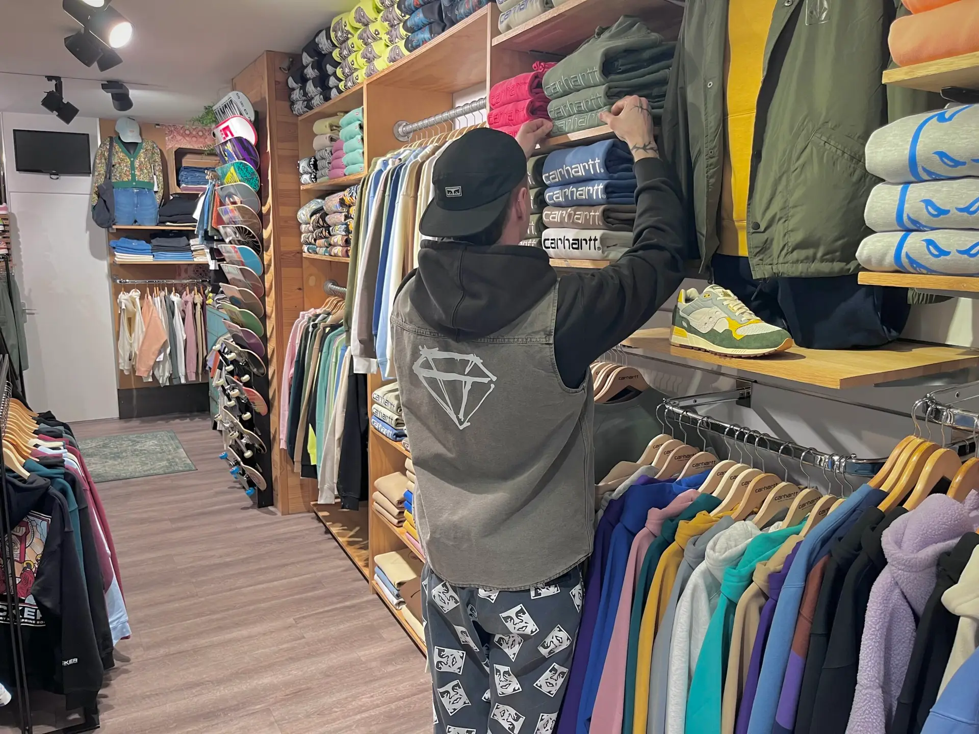 Photo de maxime notre vendeur entrain de ranger les sweats